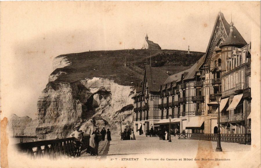 Carte postale du casino d'Étretat et de sa terrasse dans les années 1900
